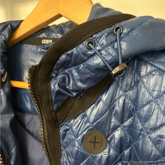 Women’s size small Guess Navy blue Puffer Coat with hood. Logo on left arm. - Picture 12 of 13